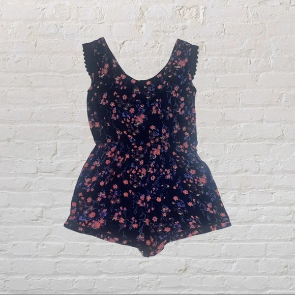 Lagaci Romper - Picture 3 of 4